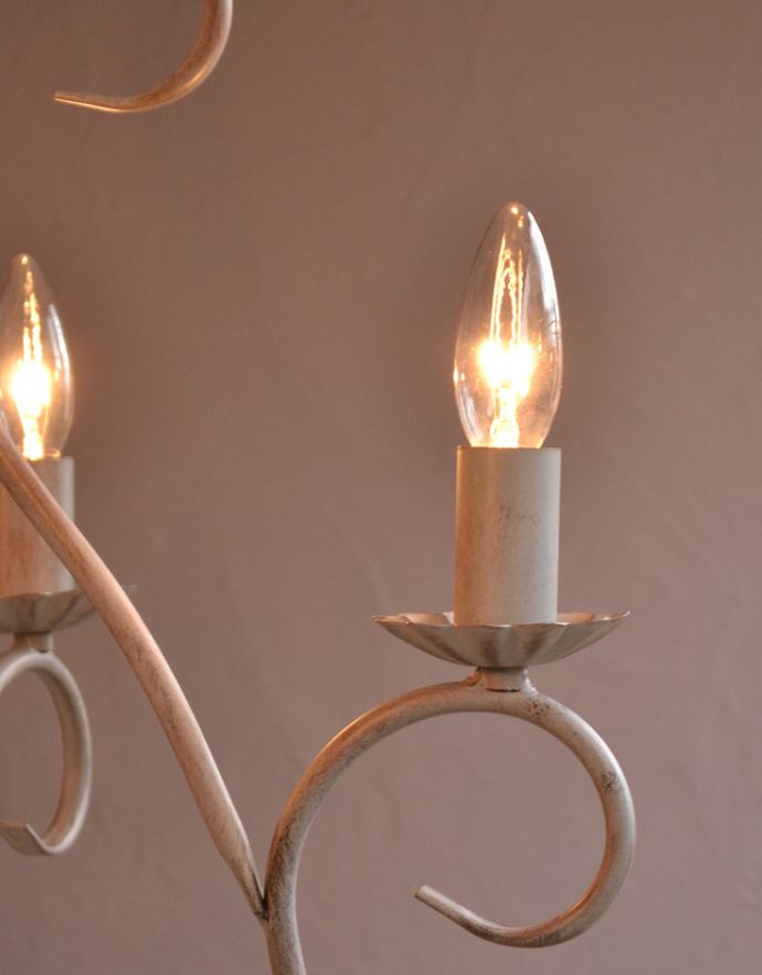 コントワールドファミーユ　照明・ライティング　コントワール・ドゥ・ファミーユの5灯シャンデリア（ブロカント）。細部にまでこだわったアンティーク風の加工が施されています。(cf-691)