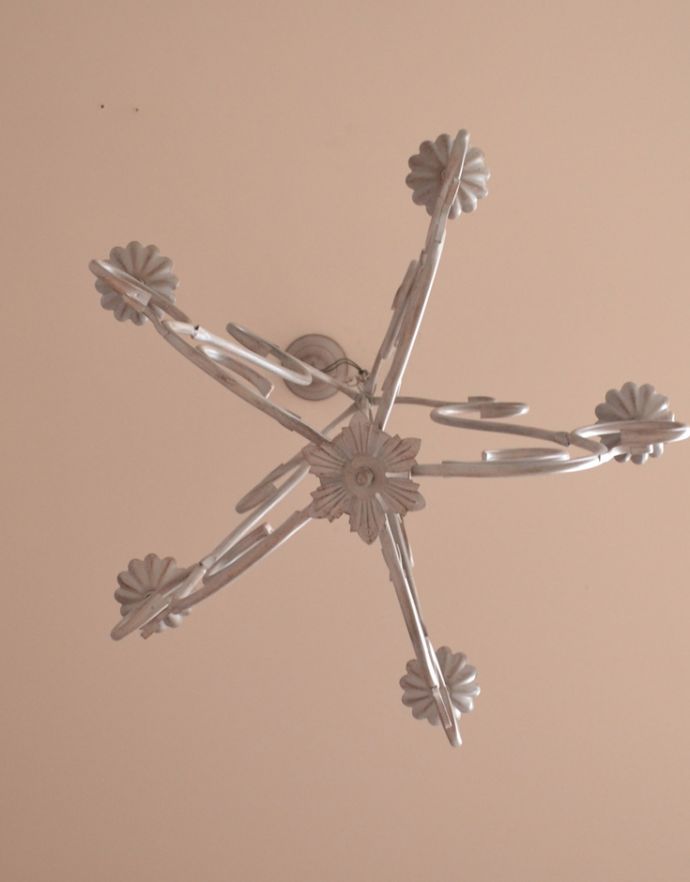 コントワールドファミーユ　照明・ライティング　コントワール・ドゥ・ファミーユの5灯シャンデリア（ブロカント）。中央にもお花が付いています。(cf-691)