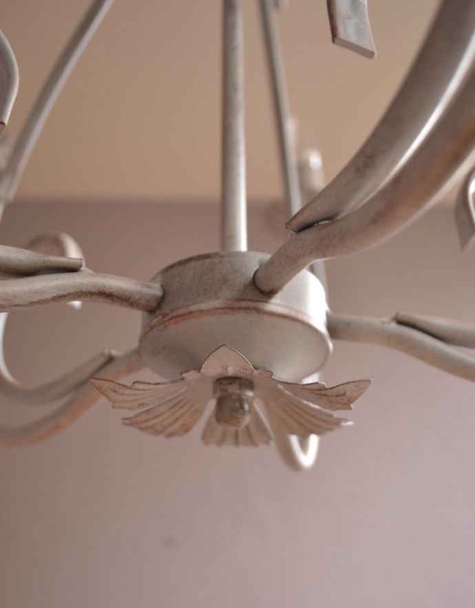 コントワールドファミーユ　照明・ライティング　コントワール・ドゥ・ファミーユの5灯シャンデリア（ブロカント）。隅々までこだわったデザインなのでどこから見ても楽しめます。(cf-691)