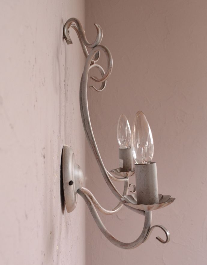 コントワールドファミーユ　照明・ライティング　コントワール・ドゥ・ファミーユの2灯ウォールランプ（ブロカント）（Ｅ17シャンデリア球付）。細部にまでこだわったアンティーク風の加工が施されています。(cf-693)