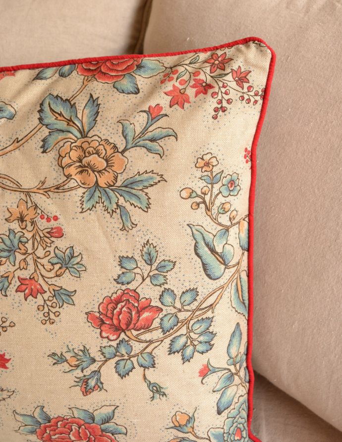 コントワールドファミーユ インテリア雑貨 コントワール・ド・ファミーユのクッション レクタングル (Editeur)50×70。大人っぽいタッチでデザインされたお花が素敵です。(cf-702)