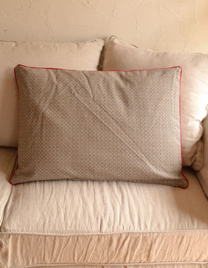 コントワールドファミーユ インテリア雑貨 コントワール・ド・ファミーユのクッション レクタングル (Editeur)50×70。裏側はシンプルなデザインです。(cf-702)