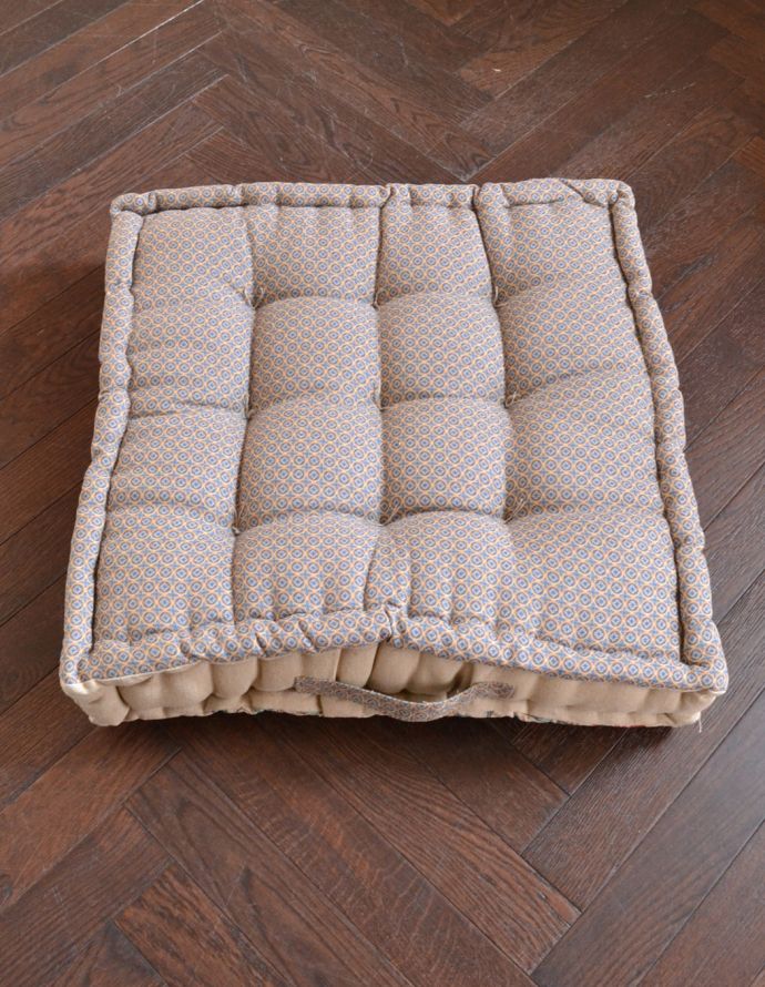 コントワールドファミーユ　インテリア雑貨　コントワール・ド・ファミーユのクッションマトラ（Editeur）。裏側はシンプルなデザインです。(cf-703)