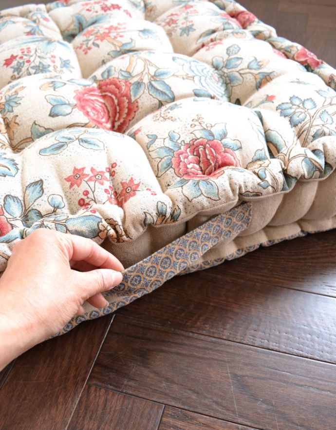 コントワールドファミーユ　インテリア雑貨　コントワール・ド・ファミーユのクッションマトラ（Editeur）。サイドにハンドルが付いています。(cf-703)