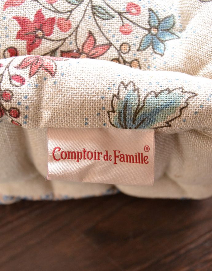 コントワールドファミーユ　インテリア雑貨　コントワール・ド・ファミーユのクッションマトラ（Editeur）。コントワール・ドゥ・ファミーユのオシャレなタグが付いています。(cf-703)