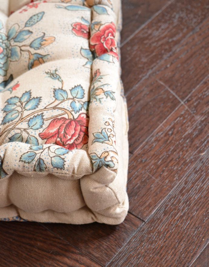 コントワールドファミーユ　インテリア雑貨　コントワール・ド・ファミーユのクッションマトラ（Editeur）。厚みがしっかりとあるので座ったときもふんわりと気持ち良いですよ。(cf-703)