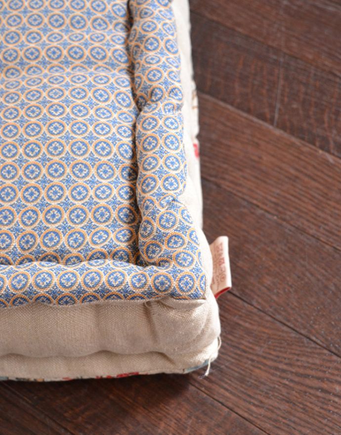 コントワールドファミーユ　インテリア雑貨　コントワール・ド・ファミーユのクッションマトラ（Editeur）。日本の縫製ではないため、多少、ホツレや汚れがある場合があります。(cf-703)