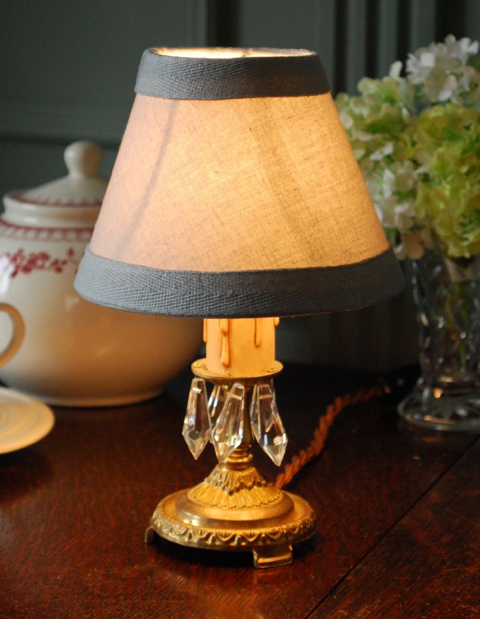 コントワールドファミーユ 照明・ライティング コントワール・ド・ファミーユの布シェードセルジュ (コントワール・ド・ファミーユ)。ベッドサイドやチェストの上に置いてみてください。(cf-705)