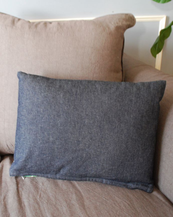 コントワールドファミーユ　インテリア雑貨　コントワール・ド・ファミーユのクッション　プティクッション（レギューム）30×40。裏側はシンプルなデザインです。(cf-728)