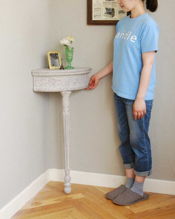 アンティーク風の家具 アンティーク風 フレンチスタイルのペイント家具、壁に付けるミニテーブル(Console Pavane)。壁にピタッとくっつけるだけで「魅せる場所」リビング、廊下、階段、子ども部屋・・・どんな場所にもピタッと置けて魅せ場を作ってくれます。(cff-1013)