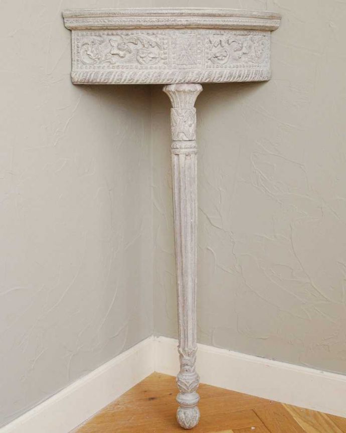 アンティーク風の家具 アンティーク風 フレンチスタイルのペイント家具、壁に付けるミニテーブル(Console Pavane)。彫がたっぷりの長い脚が印象的実用性を求めた家具ではないので、見た目が重要。(cff-1013)