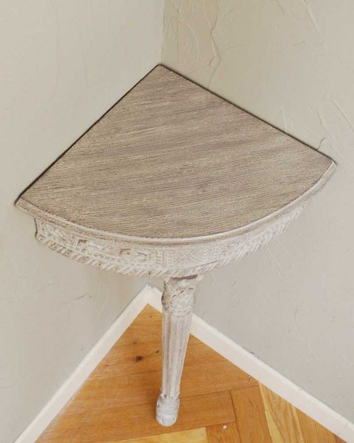 アンティーク風の家具 アンティーク風 フレンチスタイルのペイント家具、壁に付けるミニテーブル(Console Pavane)。上から見ると・・・天板付きなので、写真立てや絵を飾ってもステキですよ。(cff-1013)