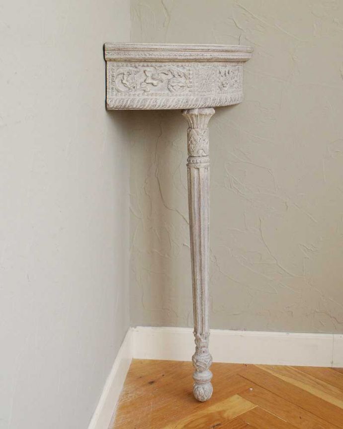 アンティーク風の家具 アンティーク風 フレンチスタイルのペイント家具、壁に付けるミニテーブル(Console Pavane)。クルッと90度、どこから見ても可愛い横から見るとこんな感じ。(cff-1013)