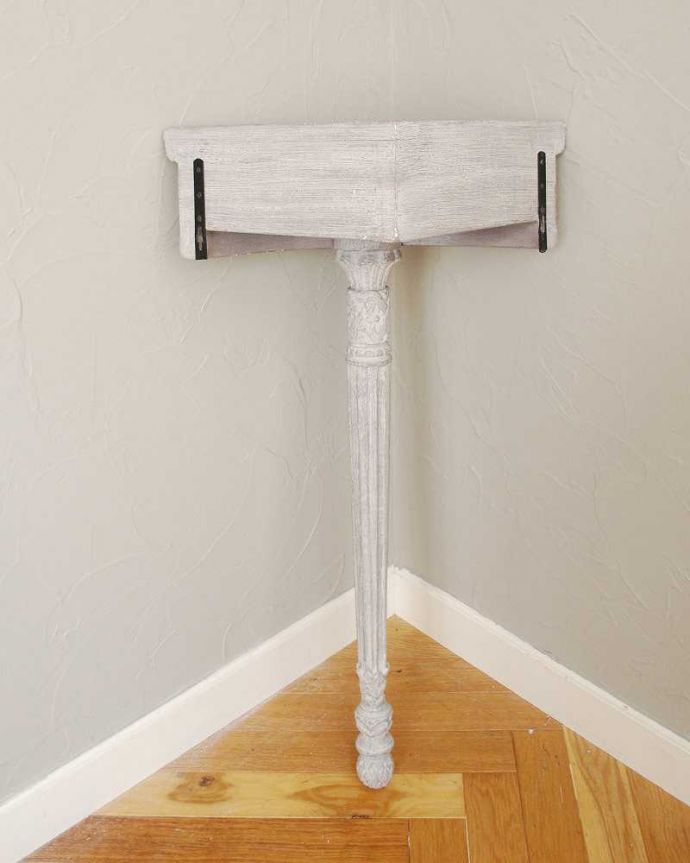 アンティーク風の家具 アンティーク風 フレンチスタイルのペイント家具、壁に付けるミニテーブル(Console Pavane)。後ろから見ると壁で隠れる場所もキチンとペイントされています。(cff-1013)