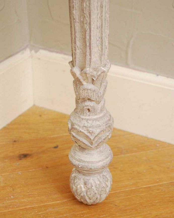 アンティーク風の家具 アンティーク風 フレンチスタイルのペイント家具、壁に付けるミニテーブル(Console Pavane)。脚先まで凝ってます脚の先にまでこだわったデザイン。(cff-1013)