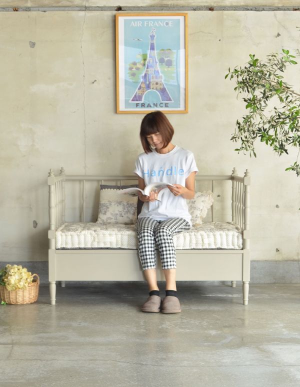 アンティーク風の椅子　アンティーク風　コントワール・ド・ファミーユのグレーペイントの木製ソファ（プロヴァンス）。お茶したり、雑誌を読んだり、好きな体勢でゆったりくつろいでみてください。(cff-106)