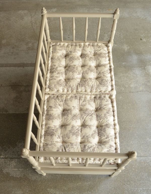 アンティーク風の椅子　アンティーク風　コントワール・ド・ファミーユのグレーペイントの木製ソファ（プロヴァンス）。座面もコントワール・ドゥ・ファミーユの座クッションを使用しています。(cff-106)