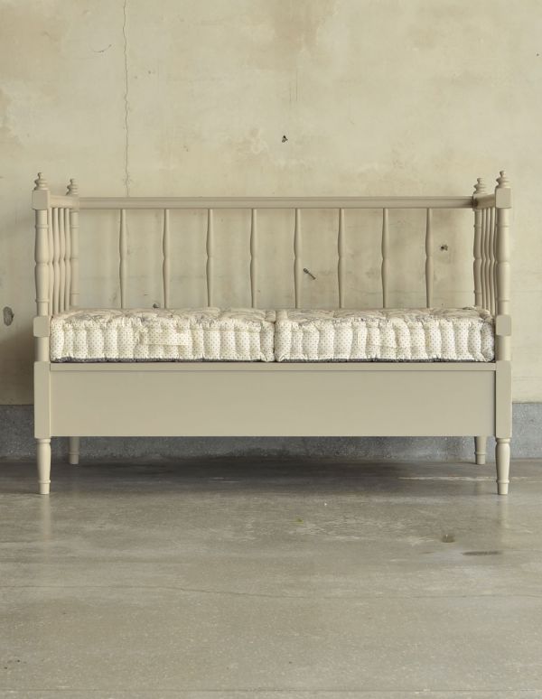 アンティーク風の椅子　アンティーク風　コントワール・ド・ファミーユのグレーペイントの木製ソファ（プロヴァンス）。正面から見るとこんな感じ。(cff-106)