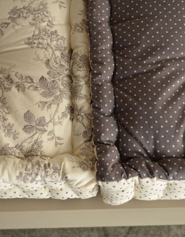 アンティーク風の椅子　アンティーク風　コントワール・ド・ファミーユのグレーペイントの木製ソファ（プロヴァンス）。表は華やかな絵柄、裏はチョコレートみたいなドット模様です。(cff-106)