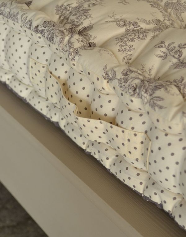 アンティーク風の椅子　アンティーク風　コントワール・ド・ファミーユのグレーペイントの木製ソファ（プロヴァンス）。座クッションにはそれぞれに持ち手が付いています。(cff-106)