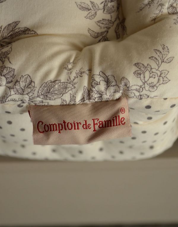 アンティーク風の椅子　アンティーク風　コントワール・ド・ファミーユのグレーペイントの木製ソファ（プロヴァンス）。ちゃんと「コントワール・ド・ファミーユ」のタグが付いています。(cff-106)