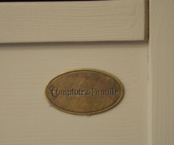 アンティーク風の椅子　アンティーク風　コントワール・ド・ファミーユのグレーペイントの木製ソファ（プロヴァンス）。ソファフレームにも「コントワール・ド・ファミーユ」のタグが付いています。(cff-106)