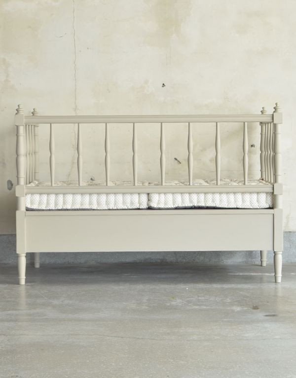 アンティーク風の椅子　アンティーク風　コントワール・ド・ファミーユのグレーペイントの木製ソファ（プロヴァンス）。どこから見ても美しく、エレガントな雰囲気です。(cff-106)