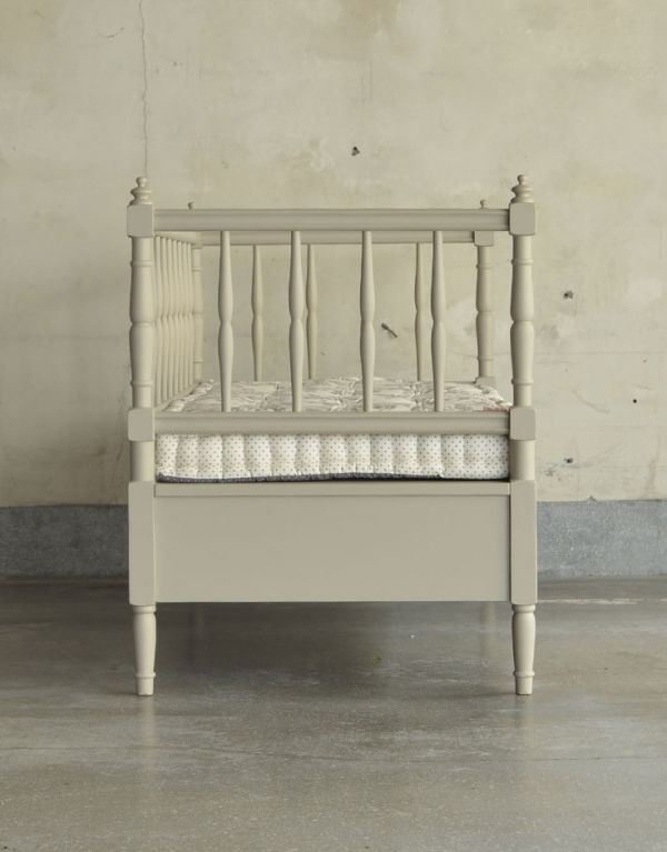 アンティーク風の椅子　アンティーク風　コントワール・ド・ファミーユのグレーペイントの木製ソファ（プロヴァンス）。ベビーベッドをモチーフにしているのでしょうか？とっても可愛いです！優しい女性らしい雰囲気に癒されます。(cff-106)