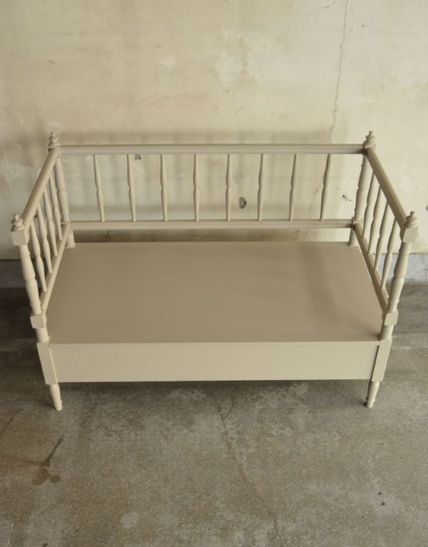 アンティーク風の椅子　アンティーク風　コントワール・ド・ファミーユのグレーペイントの木製ソファ（プロヴァンス）。マットを外すとこんな感じです。(cff-106)