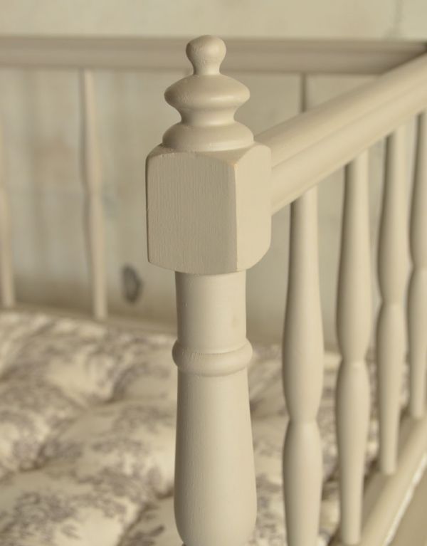 アンティーク風の椅子　アンティーク風　コントワール・ド・ファミーユのグレーペイントの木製ソファ（プロヴァンス）。フレンチインテリアらしいエレガントな装飾・・・トップも脚元も可愛らしく仕上がっています。(cff-106)