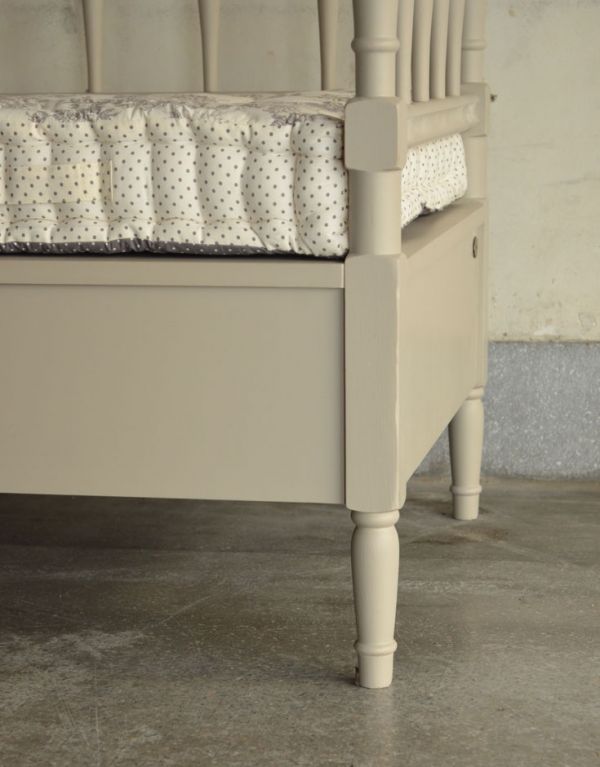 アンティーク風の椅子　アンティーク風　コントワール・ド・ファミーユのグレーペイントの木製ソファ（プロヴァンス）。安定感があります。(cff-106)