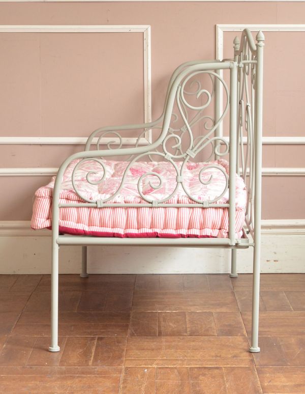 アンティーク風の椅子　アンティーク風　コントワール・ド・ファミーユのアイアン ソファ（マチルド）。緩やかなカーブを描いたアイアンのデザイン。(cff-107)