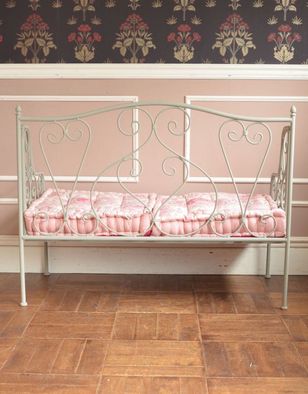 アンティーク風の椅子　アンティーク風　コントワール・ド・ファミーユのアイアン ソファ（マチルド）。どこから見ても美しく、エレガントな雰囲気のアイアンのソファフレームです。(cff-107)