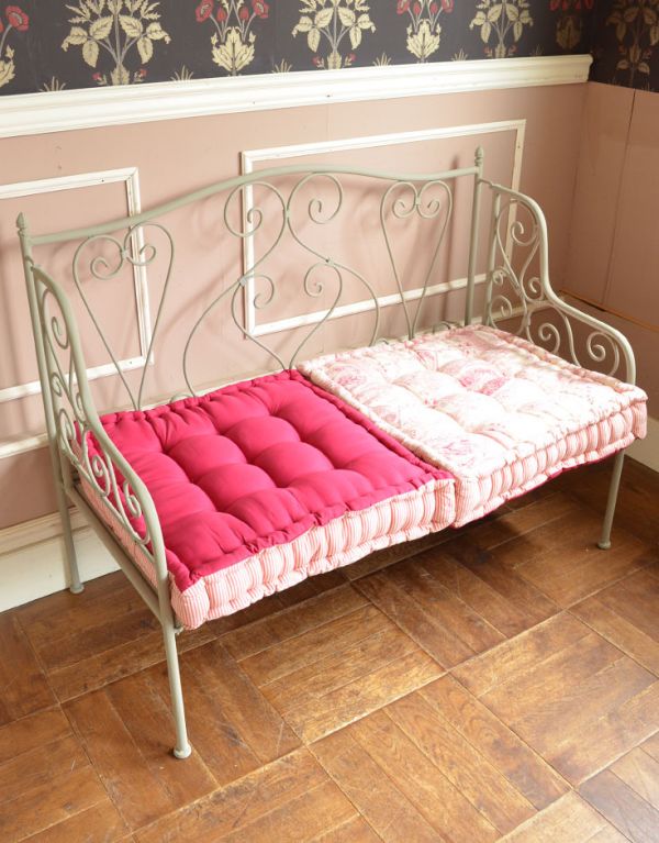 アンティーク風の椅子　アンティーク風　コントワール・ド・ファミーユのアイアン ソファ（マチルド）。マットは簡単に取り外せます。(cff-107)