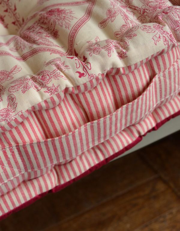 アンティーク風の椅子　アンティーク風　コントワール・ド・ファミーユのアイアン ソファ（マチルド）。マットに持ち手が付いています。(cff-107)