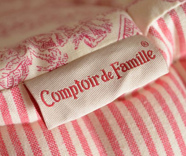 アンティーク風の椅子　アンティーク風　コントワール・ド・ファミーユのアイアン ソファ（マチルド）。座クッションには、コントワール･ドゥ・ファミーユのタグがついています。(cff-107)