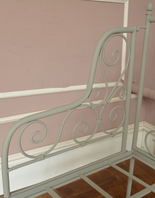 アンティーク風の椅子　アンティーク風　コントワール・ド・ファミーユのアイアン ソファ（マチルド）。お洒落なアンティークブルーのフレームです。(cff-107)