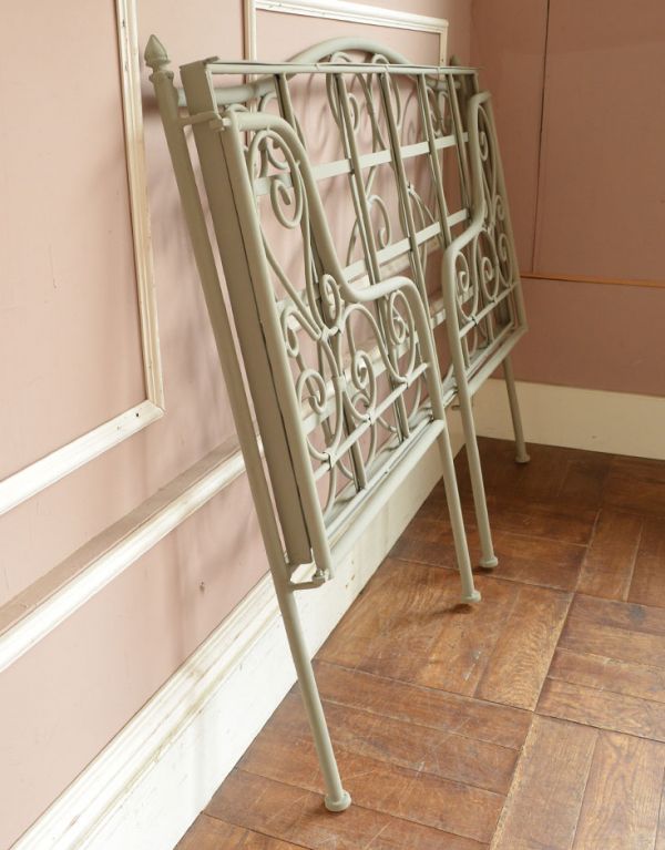 アンティーク風の椅子　アンティーク風　コントワール・ド・ファミーユのアイアン ソファ（マチルド）。ネジから外すと簡単に折りたたむことができます。(cff-107)