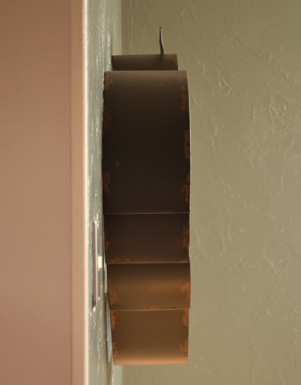 アンティーク風の家具　アンティーク風　コントワール・ド・ファミーユのアンティーク風ウォールシェルフ（めんどり）。横から見るとこんな感じです。(cff-109)