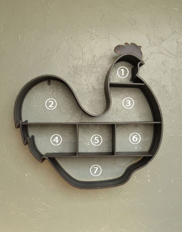 アンティーク風の家具　アンティーク風　コントワール・ド・ファミーユのアンティーク風ウォールシェルフ（めんどり）。リビング、廊下、階段、子ども部屋・・・どこに付けようかな？棚板は固定です。(cff-109)