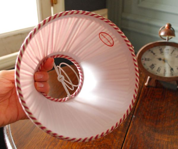 コントワールドファミーユ 照明・ライティング 赤のストライプ×ピンクペイント、コントワール・ド・ファミーユのテーブルランプ。電球に直接はめ込むだけで使えるクリップハンガータイプは、装着が簡単です。(cfs-165)