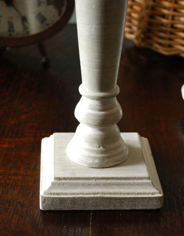 コントワールドファミーユ 照明・ライティング 赤のストライプ×ホワイトペイント、コントワール・ド・ファミーユのテーブルランプ。木製なので、優しい印象です。(cfs-164)