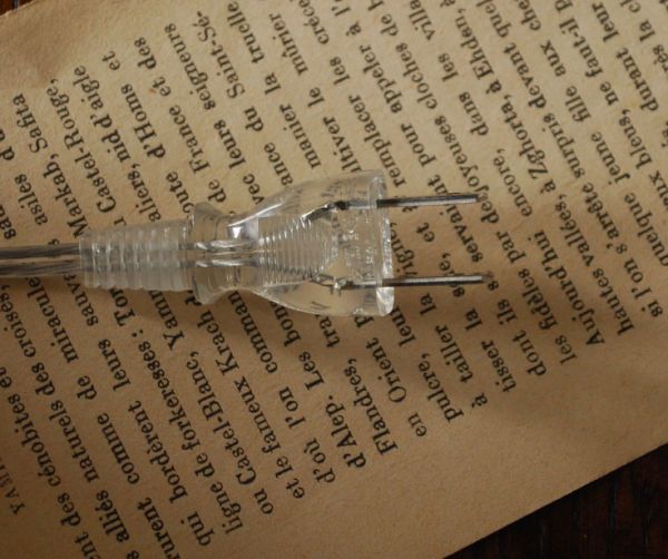 コントワールドファミーユ 照明・ライティング 赤のストライプ×ピンクペイント、コントワール・ド・ファミーユのテーブルランプ。コンセントの先端も透明の使用になっています。(cfs-165)