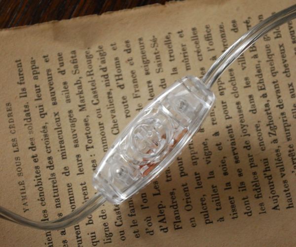 コントワールドファミーユ 照明・ライティング 赤のストライプ×ピンクペイント、コントワール・ド・ファミーユのテーブルランプ。ボタン式のスイッチです。(cfs-165)