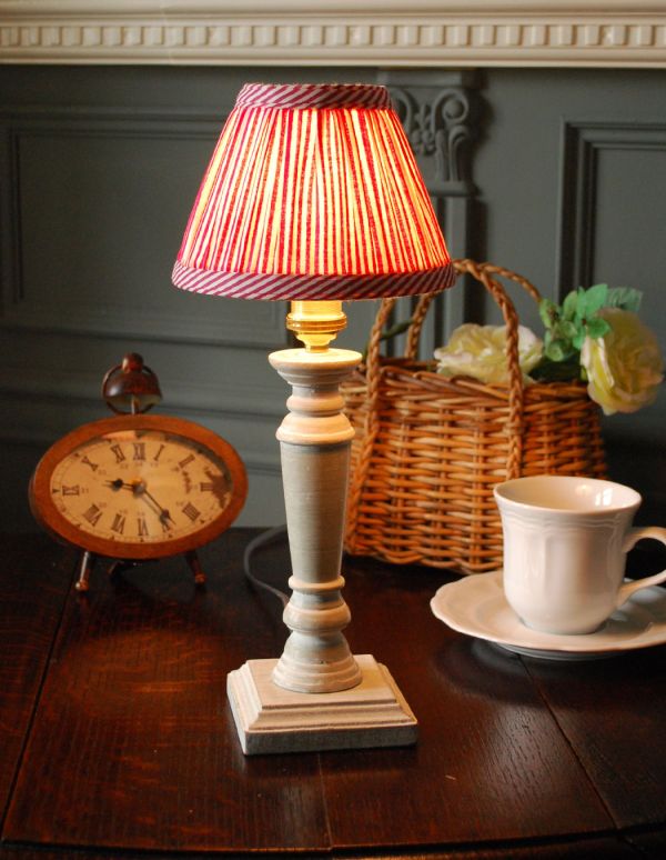 コントワールドファミーユ 照明・ライティング 赤のストライプ×ホワイトペイント、コントワール・ド・ファミーユのテーブルランプ。ベッドサイドやチェストの上に置いてみてください。(cfs-164)