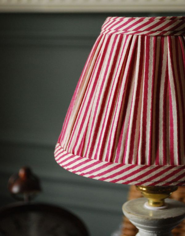 コントワールドファミーユ 照明・ライティング 赤のストライプ×ホワイトペイント、コントワール・ド・ファミーユのテーブルランプ。大人可愛いストライプのシェードです。(cfs-164)