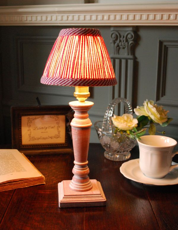 コントワールドファミーユ 照明・ライティング 赤のストライプ×ピンクペイント、コントワール・ド・ファミーユのテーブルランプ。ベッドサイドやチェストの上に置いてみてください。(cfs-165)