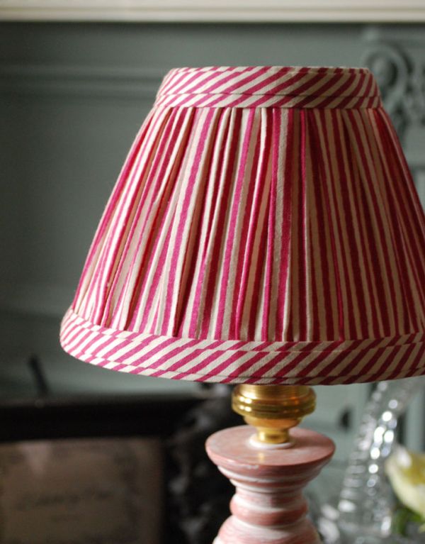 コントワールドファミーユ 照明・ライティング 赤のストライプ×ピンクペイント、コントワール・ド・ファミーユのテーブルランプ。大人可愛いストライプのシェードです。(cfs-165)