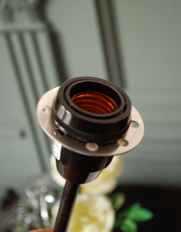 コントワールドファミーユ 照明・ライティング 赤い刺繍が可愛いコントワール・ド・ファミーユのテーブルランプ。量販店で購入OKな国産球(口径E26対応です。(cfs-171)