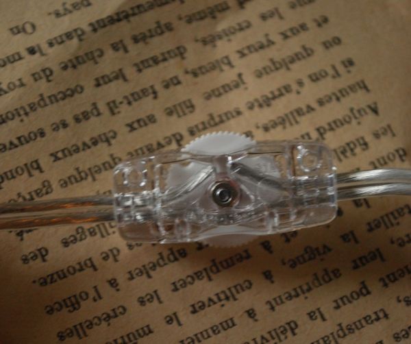 コントワールドファミーユ 照明・ライティング 赤い刺繍が可愛いコントワール・ド・ファミーユのテーブルランプ。ダイヤルタイプのスイッチです。(cfs-171)